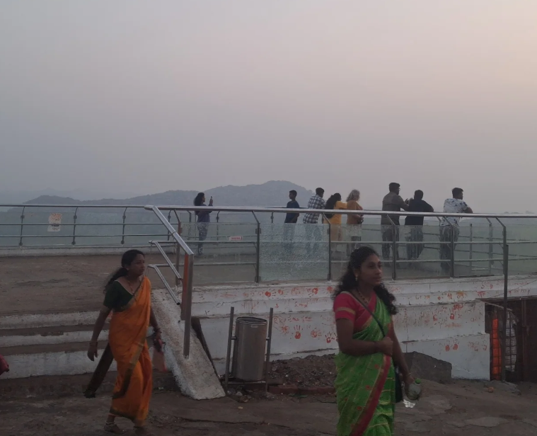 05 - Sunrise view deck